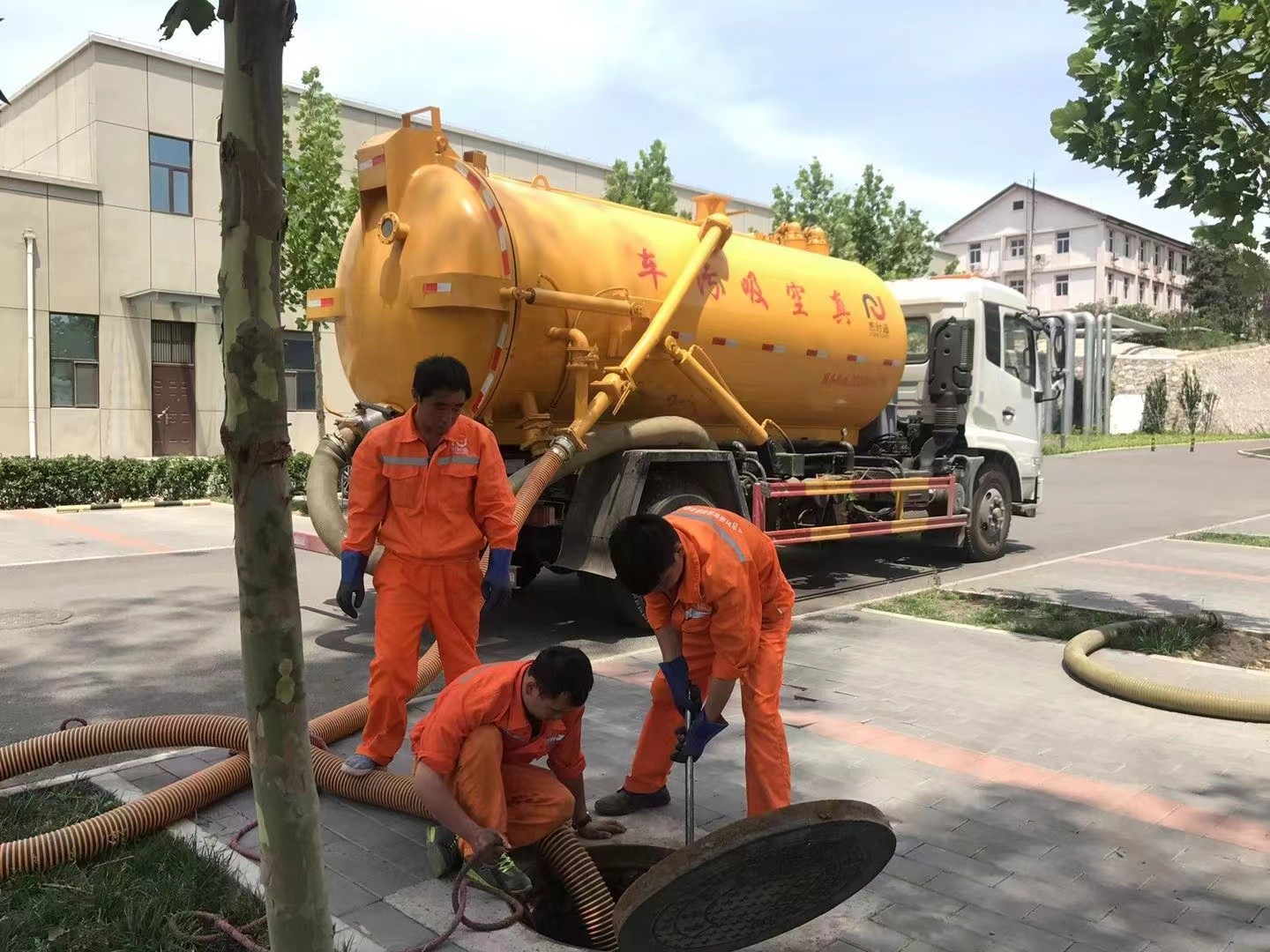 建德化粪池清理与5-8吨吸粪车施工效率分析